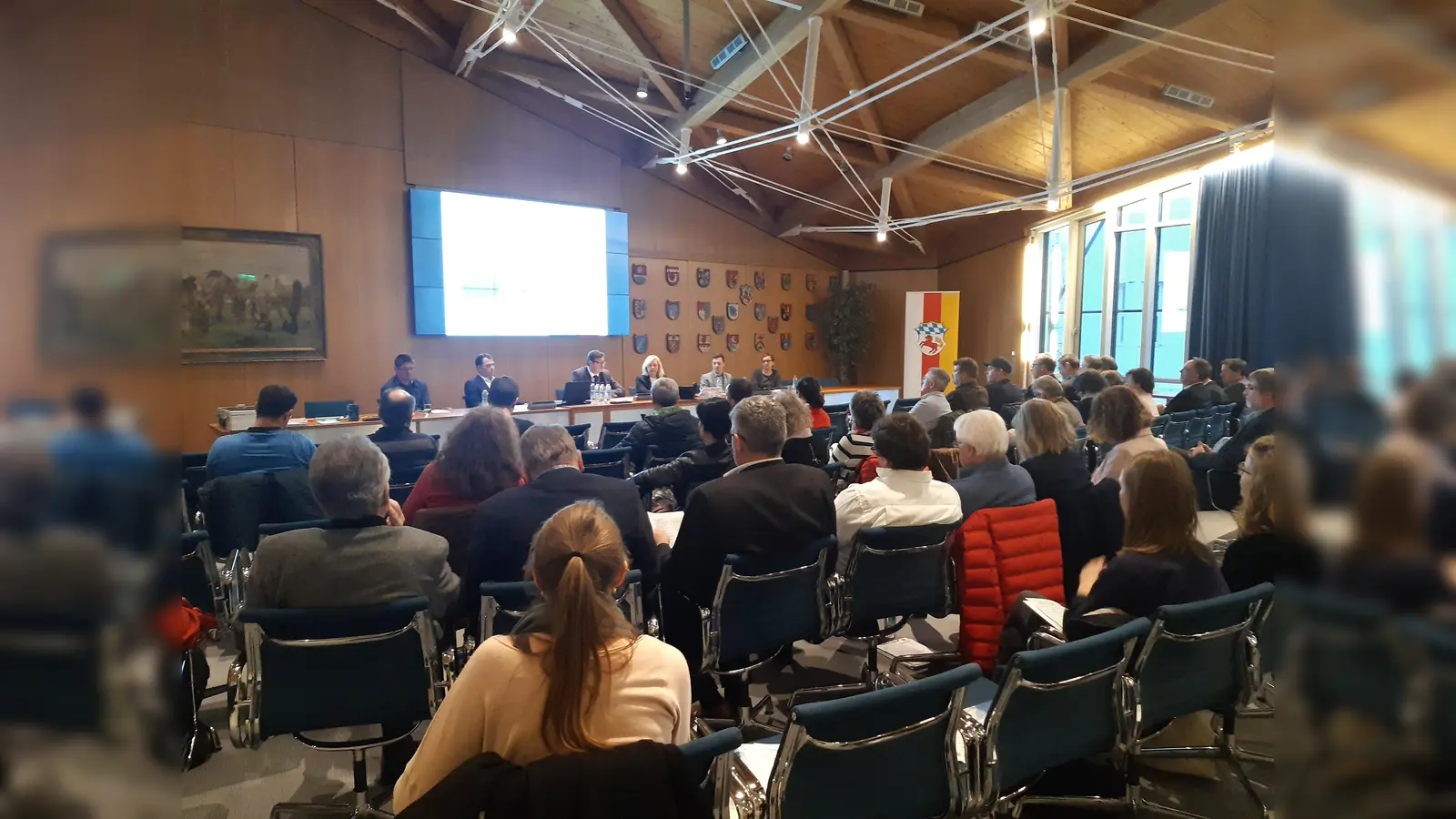 Die rund 80 Teilnehmer im Plenum verschiedene Aspekte aus den Themenkomplexen Energieerzeugung, Mobilität und Ressourcen.  (Foto: Landratsamt Erding)