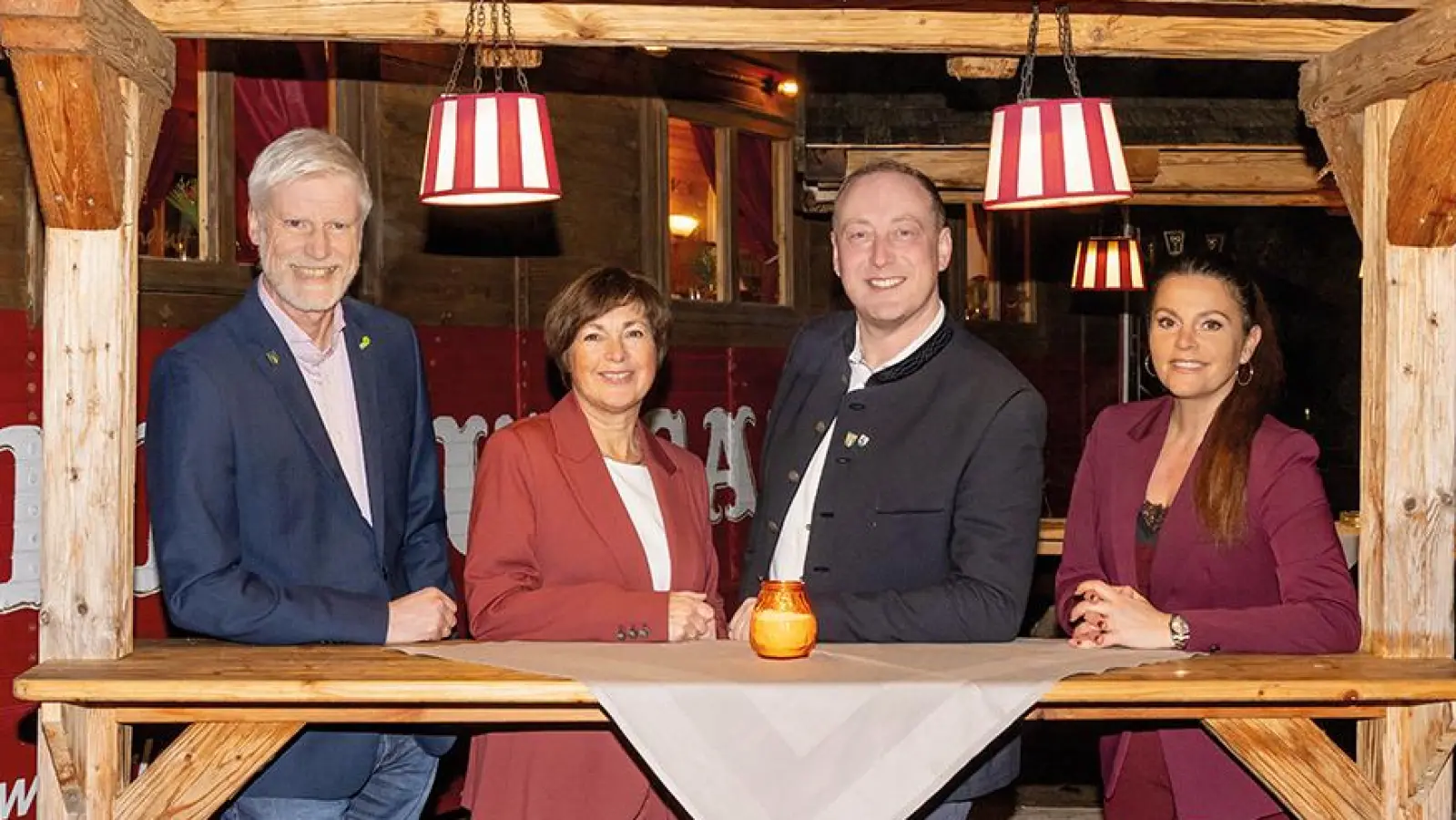 Vier Kandidaten wollen ins Rathaus (v.l.): David Göhler (Grüne), Maria Wirnitzer (SPD), Amtsinhaber Leonhard Spitzauer (CSU) und Sonja Kiran (FW). (Foto: Ilona Stelzl)