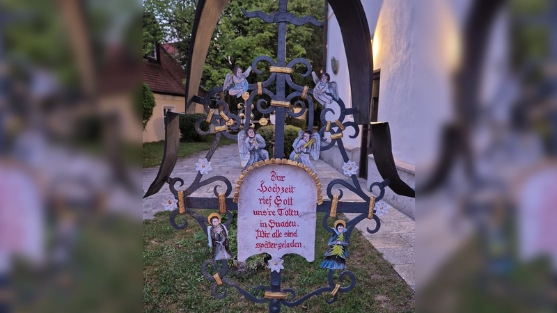 Der Spruch auf dem Gedenkkreuz lautet: „Zur Hochzeit rief Gott uns&#39;re Toten in Gnaden. Wir alle sind später geladen.” (Foto: Ortskern-Freunde)
