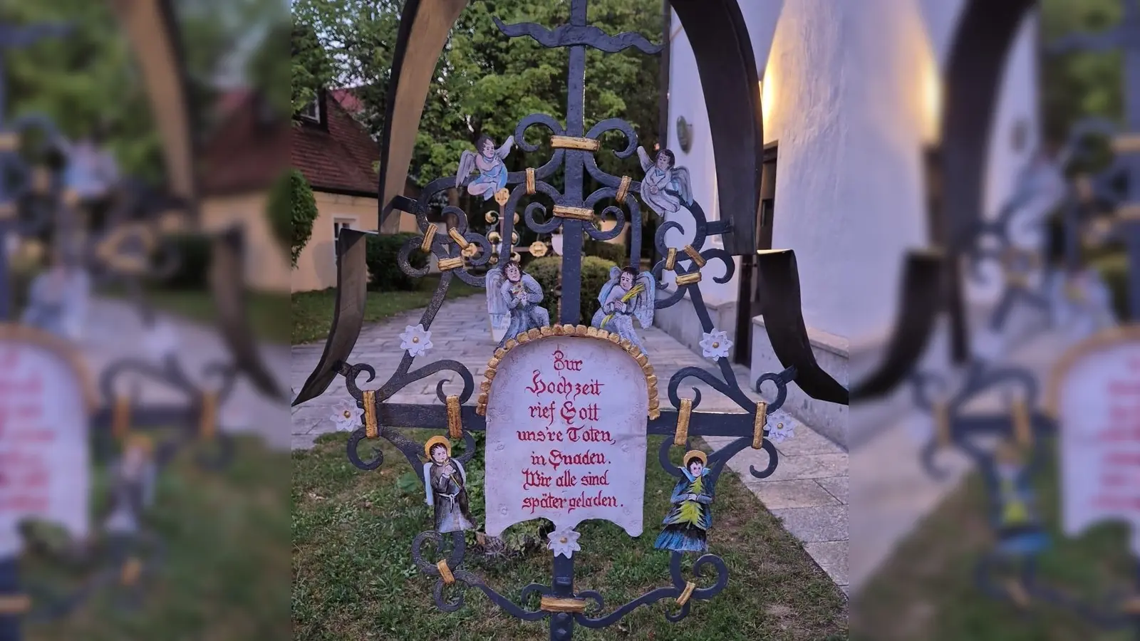 Der Spruch auf dem Gedenkkreuz lautet: „Zur Hochzeit rief Gott uns&#39;re Toten in Gnaden. Wir alle sind später geladen.” (Foto: Ortskern-Freunde)