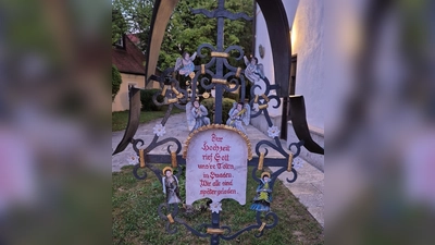 Der Spruch auf dem Gedenkkreuz lautet: „Zur Hochzeit rief Gott uns're Toten in Gnaden. Wir alle sind später geladen.” (Foto: Ortskern-Freunde)