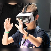 Sehr beliebt: Mit der VR-Brille in künstliche Welten eintauchen. (Foto: i!bk/Blessing)