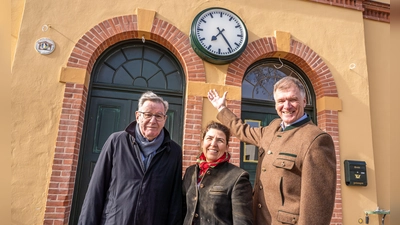 Sie freuen sich über die Rückkehr der Uhr: Brgm. Stefan Schelle (rechts) und Karl Hopfner (links), Geschäftsführer der Bahnhof Deisenhofen gGmbH sowie Katharina Inselkammer, Pächterin der Inklusionsgaststätte 3sine. (Foto: Christian Mair)