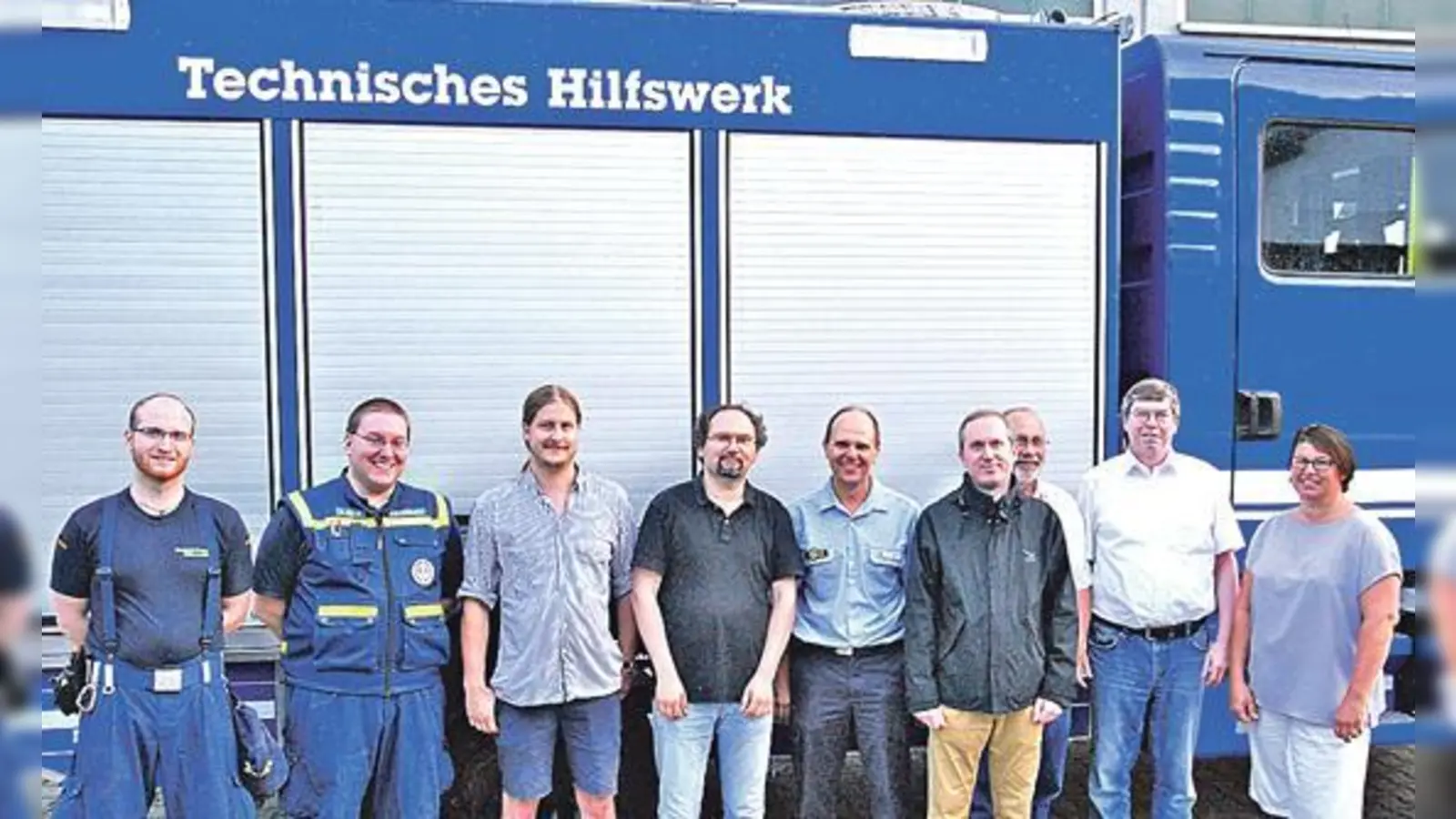 SPD-Besuch beim THW München-Ost mit BA-Vorsitzenden Robert Kulzer (4. v. l.), THW-Ortschef Ernst Meister (5. v. l.), Bezirksrat Mike Malm (4. v. r.) und der Fördervereins-Vorsitzenden Susanne Meister (ganz rechts).	 (F: privat)