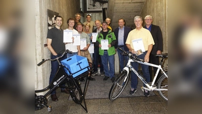 Erfolgreiche Radler (von links): Florian Figge (Toptica Photonics AG), Philipp Gies (Toptica Photonics AG), Tom Kunze (Offenes Team Gräfelfing), Klaus Tuchnitz (hinten links; Grüne-Unabhängige Radler*innen), Christoph Wagner. (hinten rechts; Grüne-Unabhängige Radler*innen), Viola Guirado (Grüne-Unabhängige Radler*innen), Peter Göttler (BC Gräfelfing), Andreas Reim (BayWa r.e. Radlteam), Sven Höfer (Toptica Photonics AG), Erster Bürgermeister Peter Köstler, Klaus Guirado (Grüne-Unabhängige Radler*innen), Martin Feldner, Dritter Bürgermeister Gemeinde Gräfelfing. (Foto: Birgit Doll)