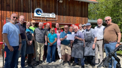 Rotary-Präsident Dr. Günter Riedner (links) übergibt die Spende an Volker Haberland, den Leiter der Schrauber-Hütte, während des gemeinsamen Radlchecks der Rotarier. (Foto: privat)