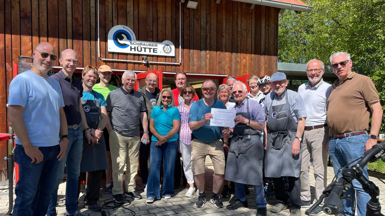 Rotary-Präsident Dr. Günter Riedner (links) übergibt die Spende an Volker Haberland, den Leiter der Schrauber-Hütte, während des gemeinsamen Radlchecks der Rotarier. (Foto: privat)