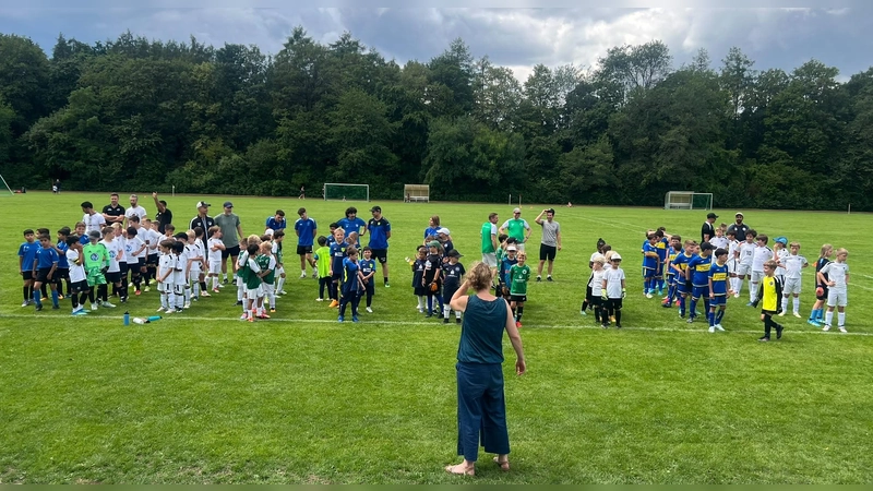 Gemeinsam wurde Fußball gespielt, Gemeinschaft gelebt und gleichzeitig wichtige soziale Projekte unterstützt. (Foto: SVSB)