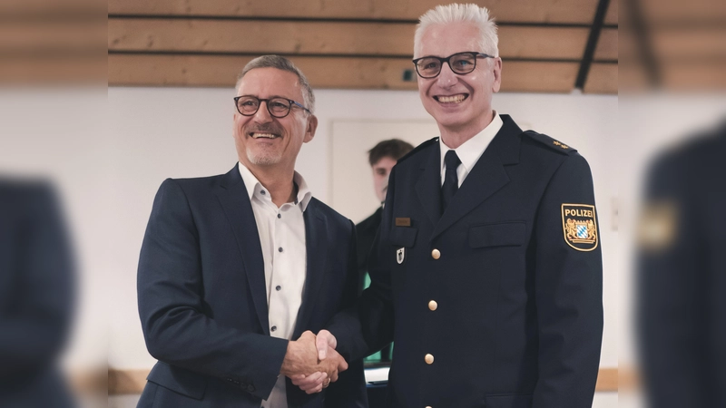 POR a.D. Stefan Schraut (l.) geht in den wohlverdienten Ruhestand und übergibt dem neuen Leiter der Polizeiinspektion 48, Uwe Dörhöfer (r.), ein „wohlbestelltes” Haus.  (Foto: Polizeipräsidium München)