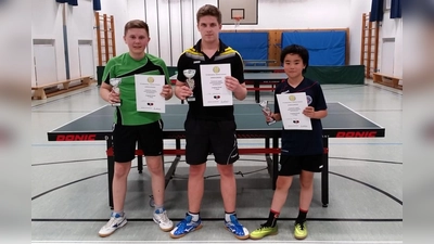 Die Sieger im Einzel: Florian Modesto (15), Julius Clarenz (15) und Hotaka Ono (12). (Foto: Krb)