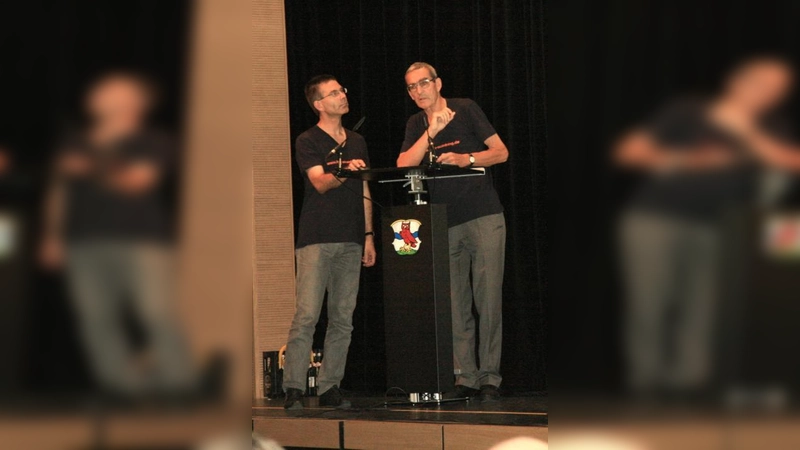 „Wir sehen, wie das Thema den Leuten unter die Haut geht.“ V.l. Herbert Stepp und Burkhard Gagzow (Grünzugnetzwerk Würmtal) bei ihrem Südring-Vortrag im vollbesetztem Kupferhaus. Am 9.Juli sprechen sie im Bürgerhaus Gräfelfing, am 29. Juli in der Neurieder Mehrzweckhalle. (Foto: US)