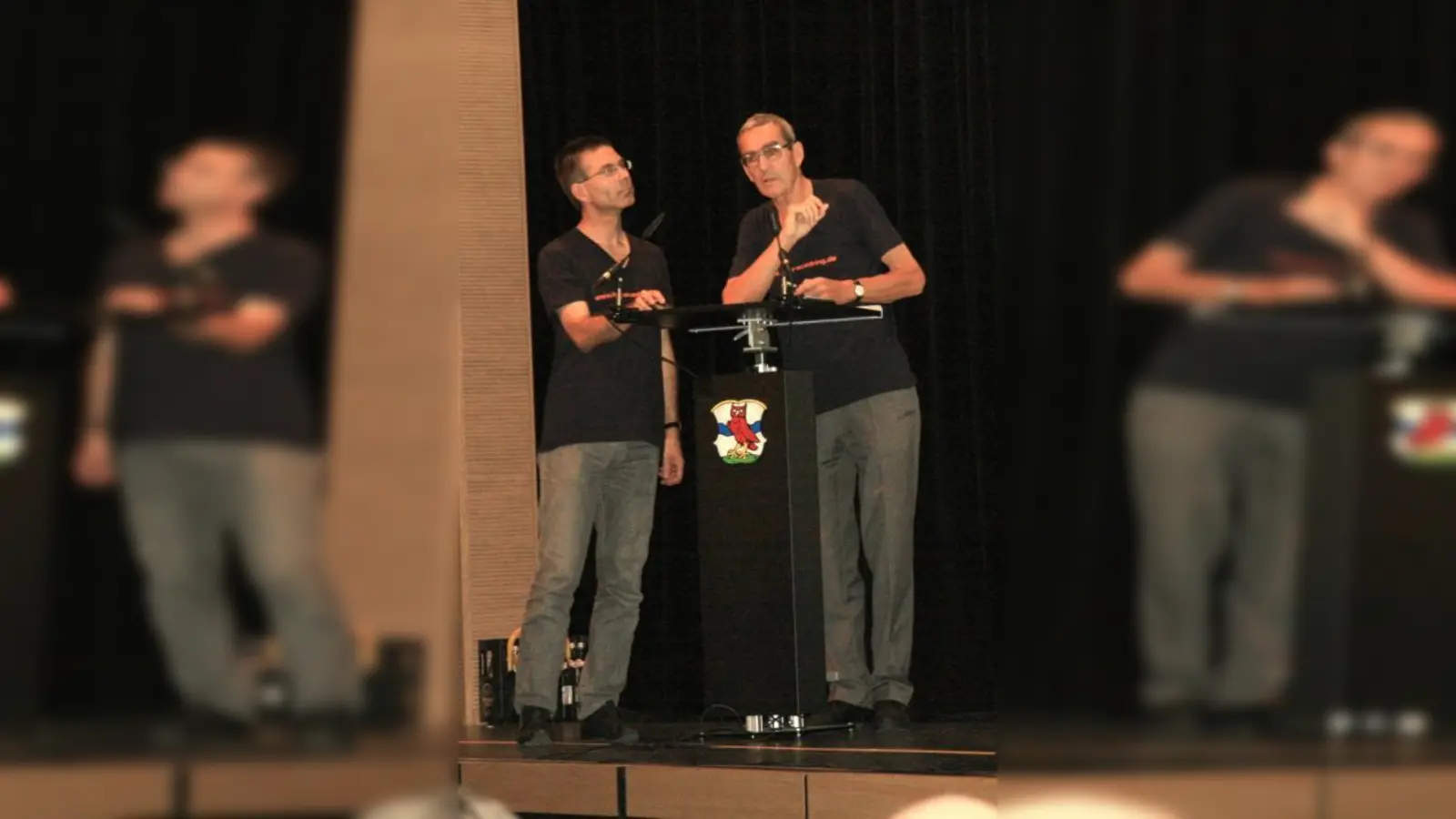 „Wir sehen, wie das Thema den Leuten unter die Haut geht.“ V.l. Herbert Stepp und Burkhard Gagzow (Grünzugnetzwerk Würmtal) bei ihrem Südring-Vortrag im vollbesetztem Kupferhaus. Am 9.Juli sprechen sie im Bürgerhaus Gräfelfing, am 29. Juli in der Neurieder Mehrzweckhalle. (Foto: US)