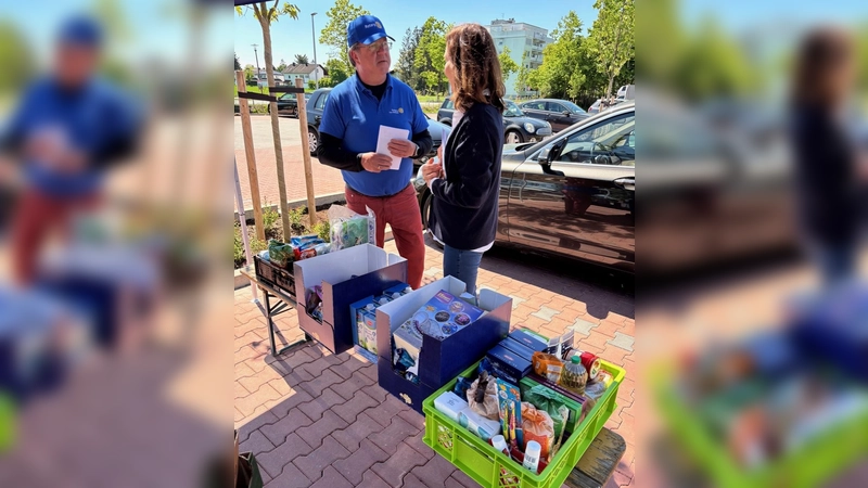 Holger Hamann, Präsident des Rotary Club Wörthsee, war von der Spendenbereitschaft der Lidl-Kunden begeistert. (Foto: Rotary Club Wörthsee)