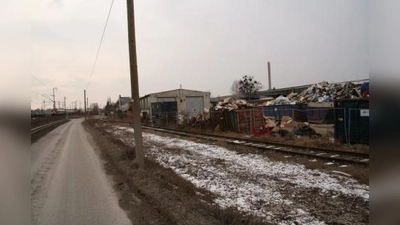 Unmittelbar neben der Denkmal geschützten Eggenfabrik in der Hildachstraße lagert die Firma BW in riesigen Mengen Schutt und Müll. Dabei wurde der Abfalllagerplatz offiziell bereits 2001 geschlossen. Nun ermittelt der Staatsanwalt. (Foto: US)