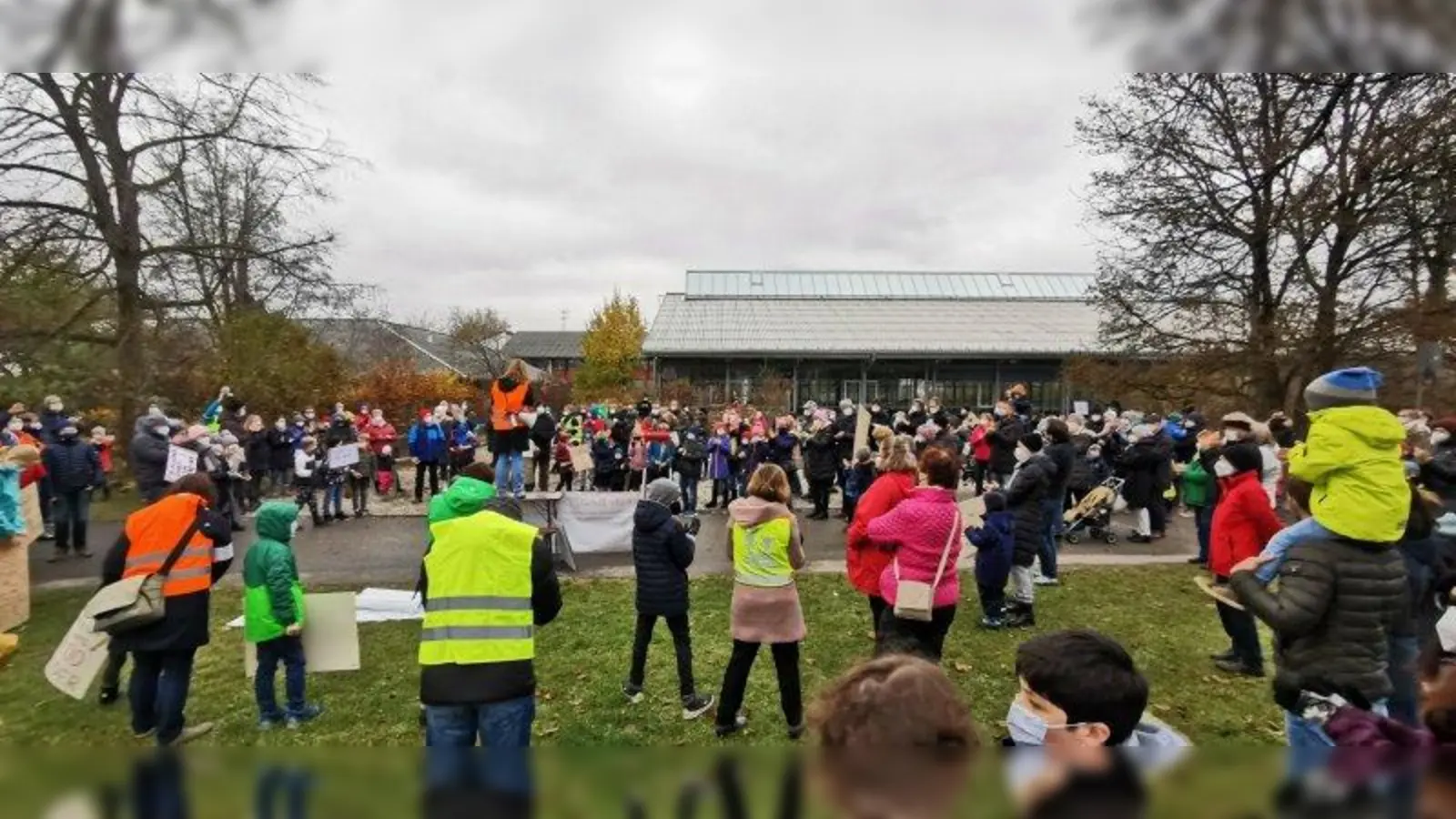 Die Bürgerinitiative USUS hatte zu der Protestaktion gegen die aus ihrer Sicht untragbare Bildungssituation in Allach-Untermenzing sowie gegen die Pläne einer Verlagerung des Louise-Schroeder-Gymnasiums aufgerufen. (Foto: USUS)