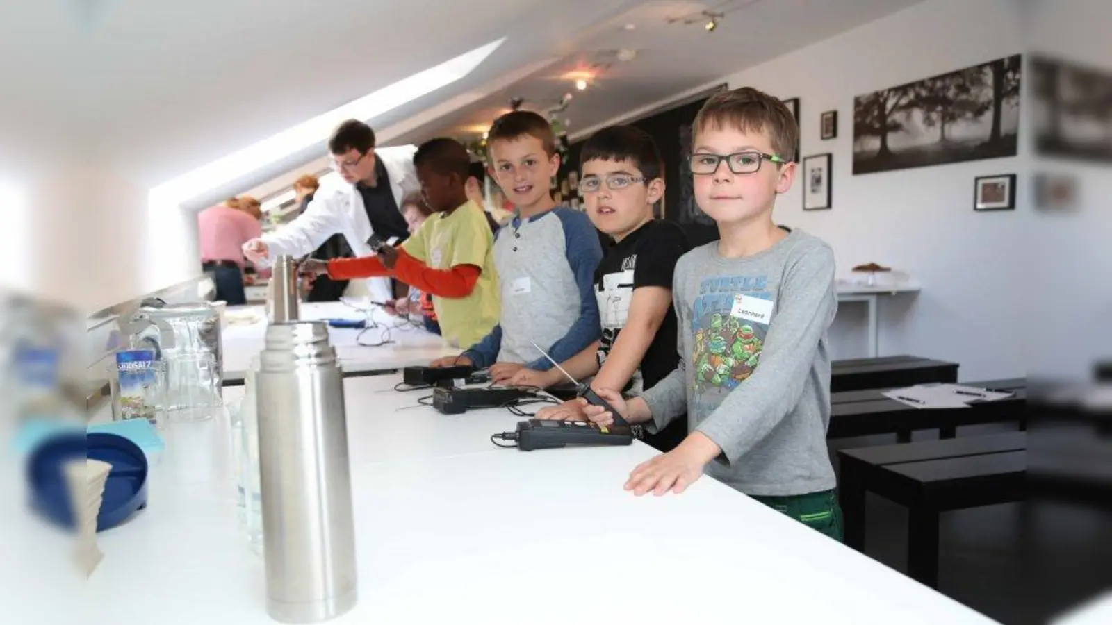 Die wissbegierigen Kinder der Grundschule am Pilsensee schlossen kürzlich ihr Schulprojekt &amp;quot;Luft, Wasser und Wetter&amp;quot; ab. Ein ereignisreiches Ende fand diese Unterrichtseinheit in der Firm esz, welche sensible Messgeräte produziert. Mit diesen durften die Kinder dann unter fachkundiger Leitung experimentieren. (Foto: esz AG)