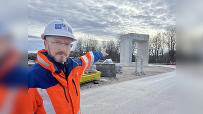 Dimitri Steinke, Geschäftsführer der Projektmanagementgesellschaft U-Bahn, am Musterelement des U-Bahntunnels. (Foto: Ulrike Seiffert)