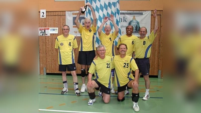 Der Jubel nach dem Gewinn der Deutschen Meisterschaft war natürlich bei den Germeringer Siegern riesig: (von links, hinten) Karl Hoeft, Manfred Neumeier, Coach Toni Schelle, Carlo Russo, Walter Hausenblas; (vorne) Jörg Heine und Heiko Röhr. (Foto: TSV UG)