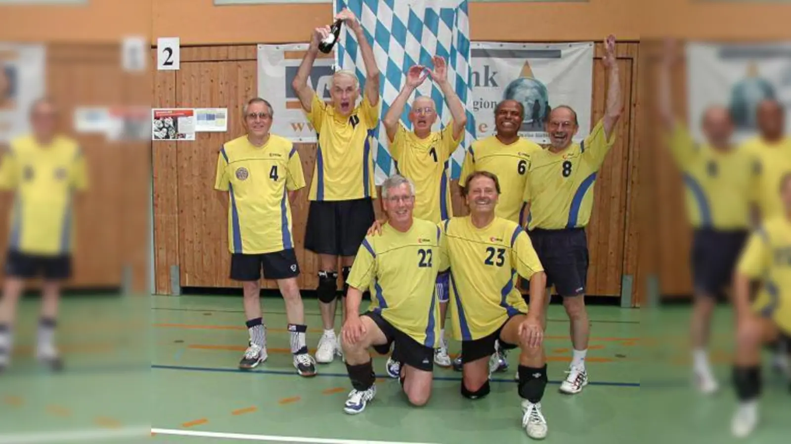 Der Jubel nach dem Gewinn der Deutschen Meisterschaft war natürlich bei den Germeringer Siegern riesig: (von links, hinten) Karl Hoeft, Manfred Neumeier, Coach Toni Schelle, Carlo Russo, Walter Hausenblas; (vorne) Jörg Heine und Heiko Röhr. (Foto: TSV UG)