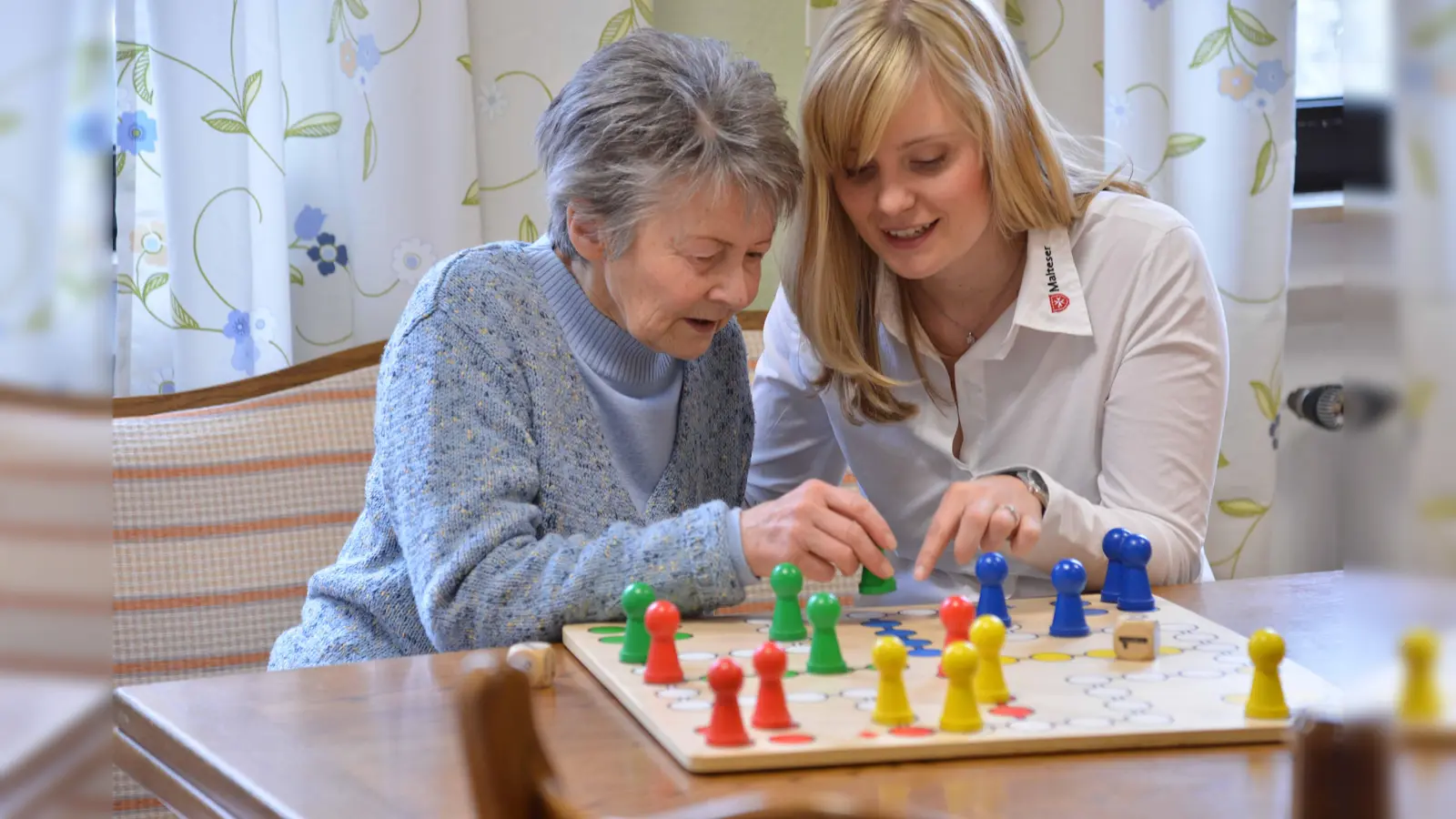 Einzelbetreuung wird künftig in der Demenzarbeit eine Option sein. Natürlich immer unter den wegen Corona gebotenen Hygienemaßnahmen. (Foto: Malteser)