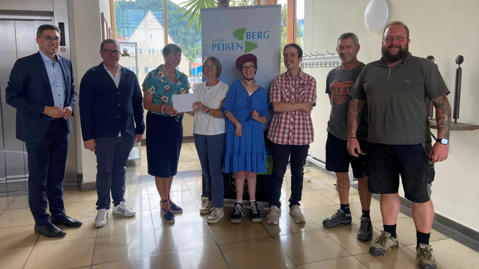 Hier freuen sich alle über die Spenbde (v.l.n.r.): Frank Zellner, Lars Heimke, Claudia Gorn, Regina Carbone, Anna-Claudia Fasselt, Lucas Fischer, Wolfgang Wandinger, Gregor Christner. (Foto: Gemeinde Peißenberg)
