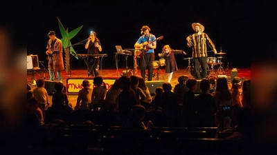 Klein und Groß rocken die »Muckemacher« am Faschingssamstag in der Feierwerk Funkstation.	 (Foto: Robert Molnar)