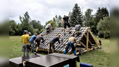 Angehende Photovoltaik-Hilfskräfte üben am Dach. (Foto:  Laurin Budnik )