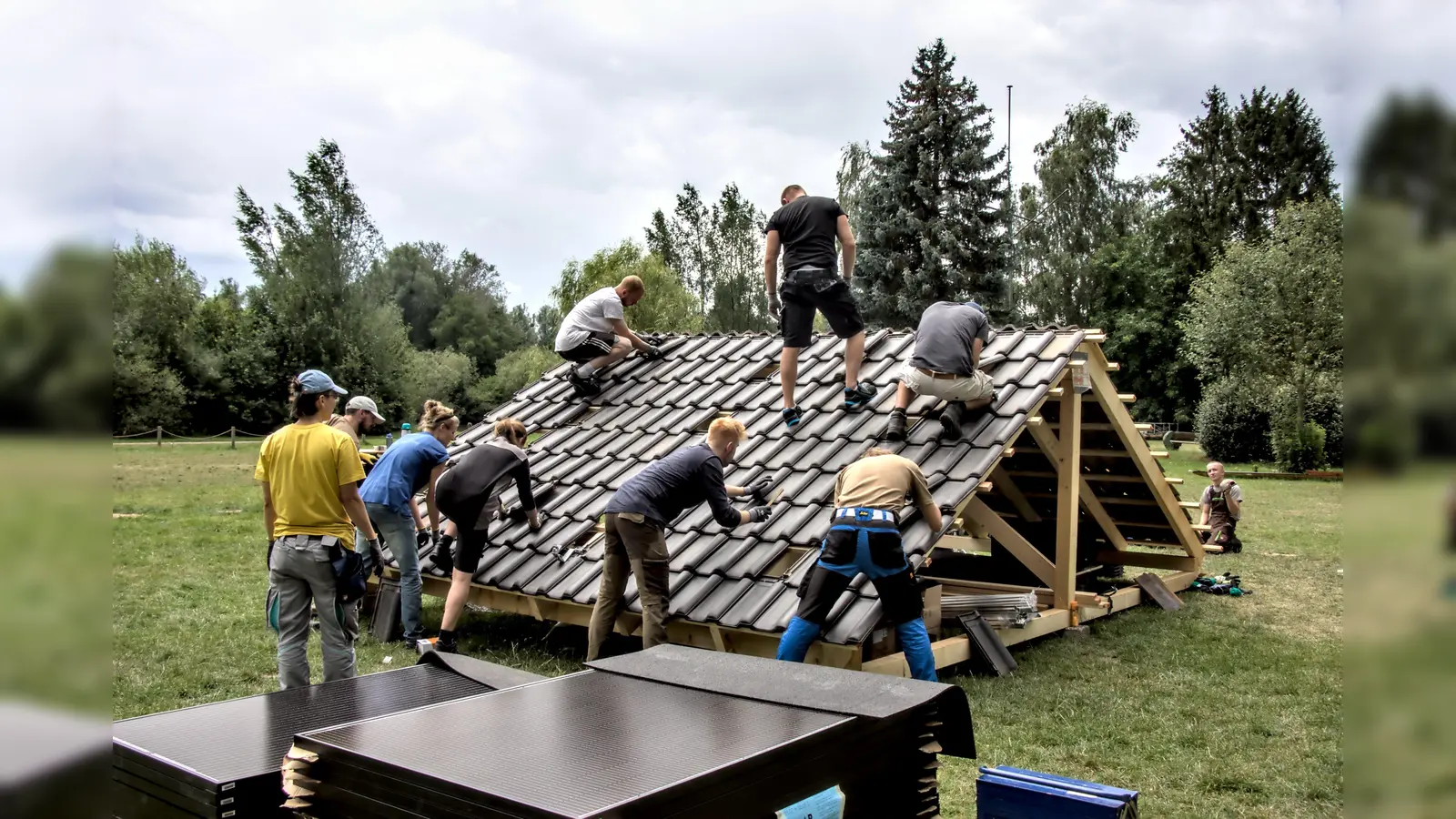 Angehende Photovoltaik-Hilfskräfte üben am Dach. (Foto:  Laurin Budnik )
