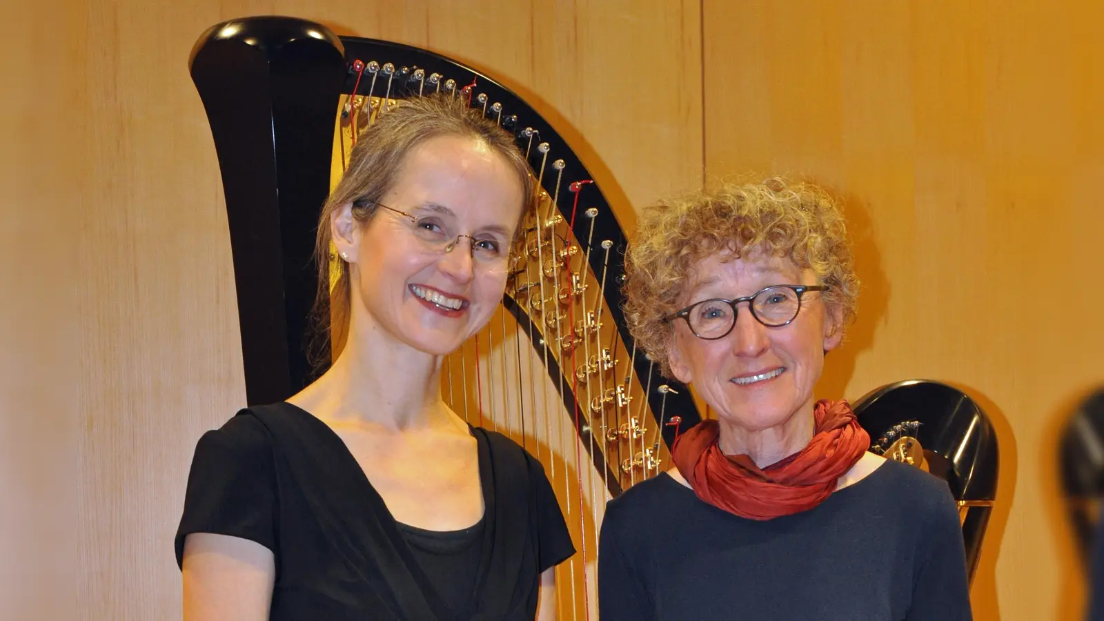 Barbara Pöschl-Edrich (li.) und Carmen Däumer stimmen mit vertonten Liebesgedichten auf auf den Valentinstag ein. (Foto: VA)