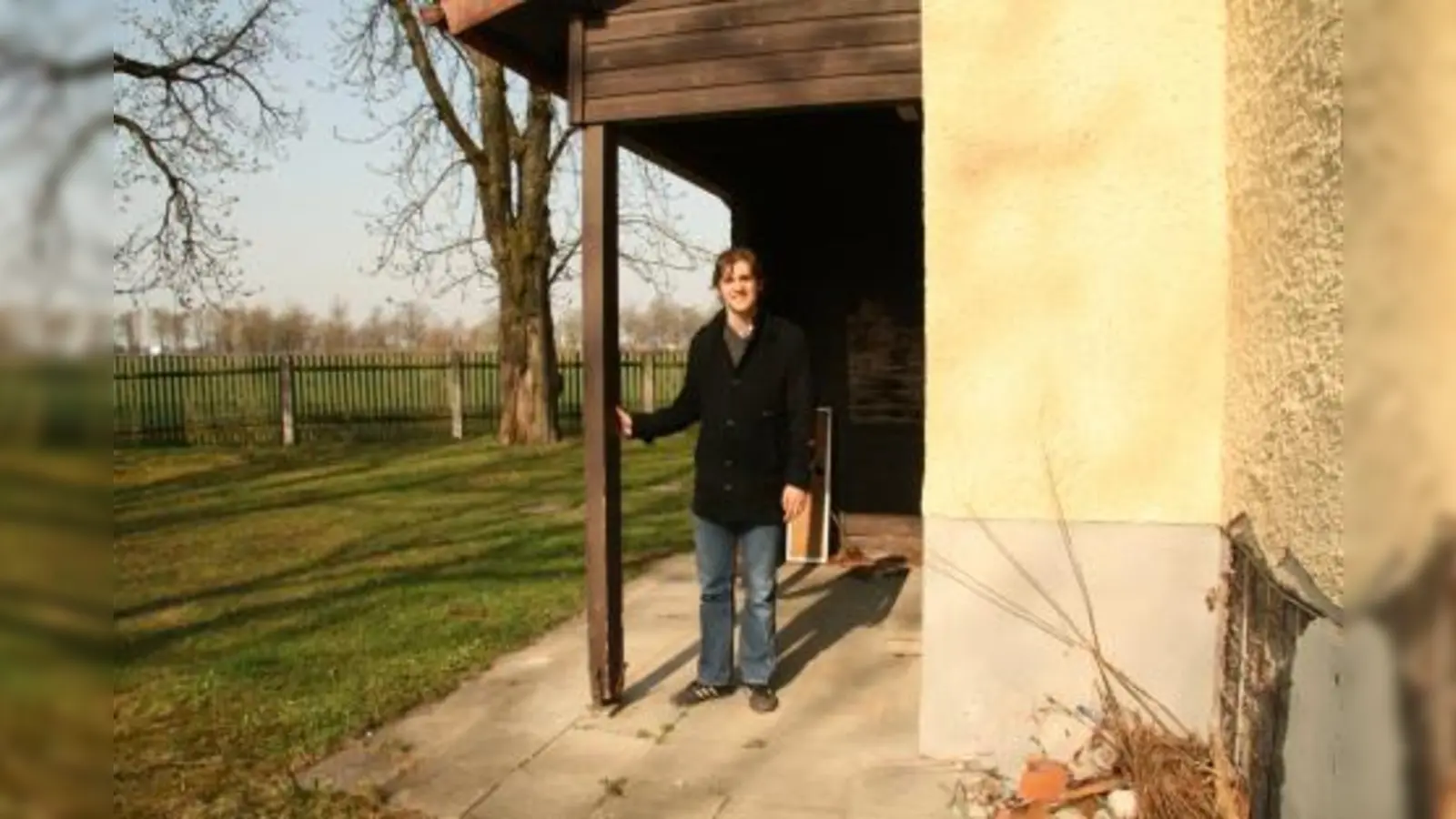 Das Haus in der Lochhausener Straße 21 steht leer und ist nicht baufällig. Egal für welche Nutzung sich die Stadt als Eigentümer entscheidet, der BA möchte den Keller des Gebäudes für Obermenzinger Jugendliche öffnen. Besonders Stephan Pilsinger (CSU) engagiert sich dafür. (Foto: US)