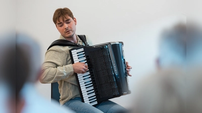 Musik ist seine Sprache: Der Akkordeonspieler Alexsandar Popović gibt im Mesnerhaus ein Konzert.  (Foto: Luis Ostertag)