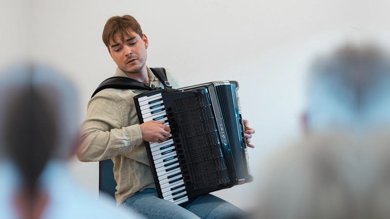 Musik ist seine Sprache: Der Akkordeonspieler Alexsandar Popović gibt im Mesnerhaus ein Konzert.  (Foto: Luis Ostertag)