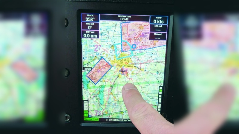 Navi für den Münchner ADAC-Rettungshubschrauber „Christoph 1“: Der Mini-Monitor zeigt dem Piloten den passenden Landkartenausschnitt, die schnellste Flugroute und die minutengenaue Ankunftszeit. (Foto: pi)