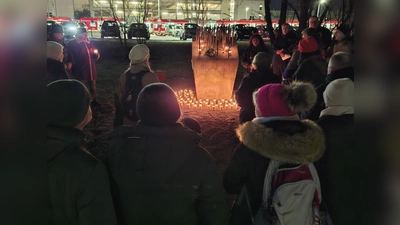 Gemeinsam wurde in Poing der Opfer des Holocaust gedacht und Lichter entzündet. (Foto: Michael Simonson)