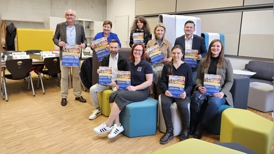 Gemeinsam für die Ausbildungsmesse: v.l.Knut Seelos (Schulleitung Berufsschule), Andrea Jochner-Weiß (Landrätin), Christiane Wurm (LRA Kreisentwicklung Bildungsstandort), Kathrin Grabmaier (Agentur für Arbeit), Armin Mutzbauer (Arbeitskreis Schule-Wirtschaft), Roland Streim (Kreishandwerker-schaft Oberland), Katharina Lieb (Außenkoordinatorin Berufsschule), Bianca Orlowski (LRA Kreisentwicklung Bildungsstandort), Cornelia Gaide (IHK für München und Oberbayern) (Foto: Landratsamt)