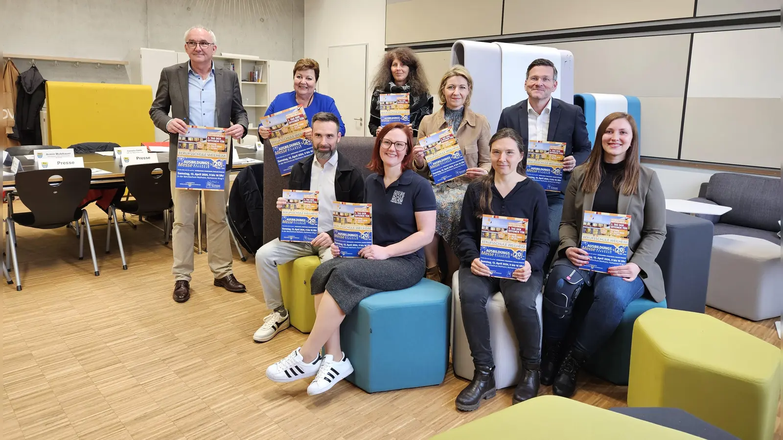 Gemeinsam für die Ausbildungsmesse: v.l.Knut Seelos (Schulleitung Berufsschule), Andrea Jochner-Weiß (Landrätin), Christiane Wurm (LRA Kreisentwicklung Bildungsstandort), Kathrin Grabmaier (Agentur für Arbeit), Armin Mutzbauer (Arbeitskreis Schule-Wirtschaft), Roland Streim (Kreishandwerker-schaft Oberland), Katharina Lieb (Außenkoordinatorin Berufsschule), Bianca Orlowski (LRA Kreisentwicklung Bildungsstandort), Cornelia Gaide (IHK für München und Oberbayern) (Foto: Landratsamt)