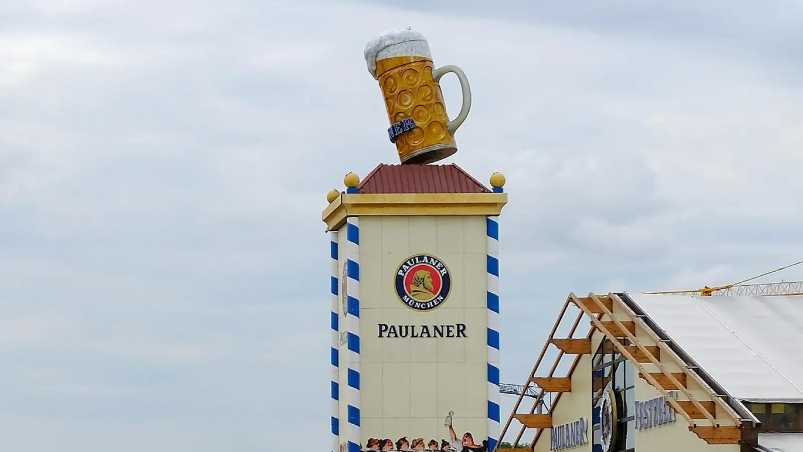 Auch, wenn der allgemeine Aufbau noch länger dauert, die technischen Voraussetzungen für einen reibungslosen Wiesnbetrieb sind schon gegeben. (Archivbild: R. Bösl)