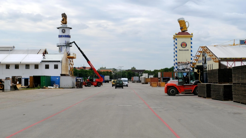 Bis am 20. September das Oktoberfest eröffnet wird, muss noch viel Arbeit geleistet werden.  (Foto: Robert Bösl)