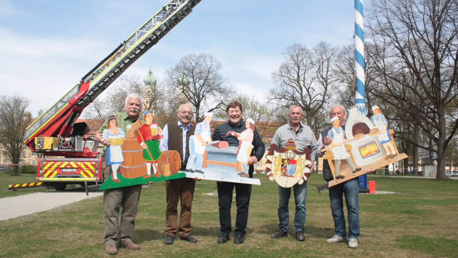Sie halfen, die Tafeln des Maibaums zu bergen (von links):<br>Klaus Mauser, Otto Seidl, Alfred Nagel, Werner Wolf und Georg Heininger. (Foto: Johannes Beetz)