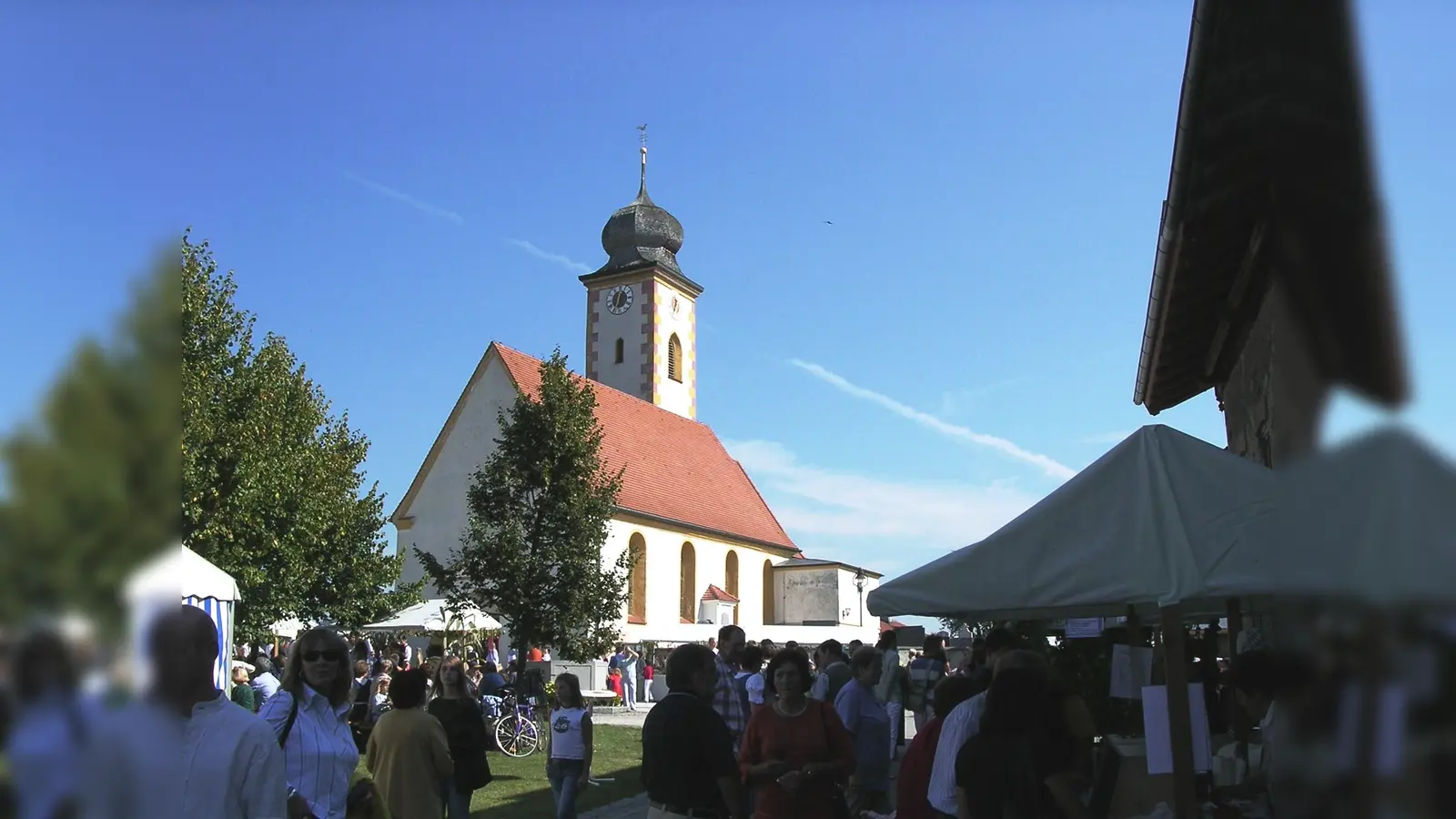 Am 29. September herrscht wieder buntes Markttreiben zu Füßen der Frauenneuhartinger Kirche.  (Foto: Heimatverein Frauenneuharting)