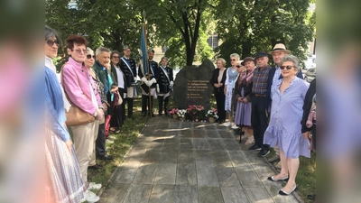 Der Verein „Dank der Aufbaugeneration” traf sich zu einer Gedenkstunde am Stein nördlich des Marstallplatzes.  (Foto: Verein)