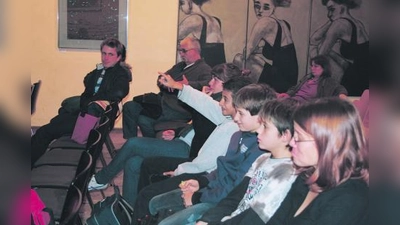 Kinder und Jugendliche kritisierten bei „ihrer” BA-Sitzung, dass sie sich nirgends gemeinsam aufhalten dürfen. Zum Beispiel, um Fußball oder ähnliches zu spielen. (Foto: tg)