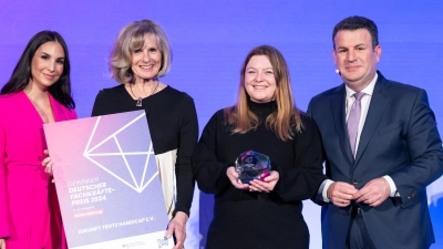 Überreichten den Preis für das gelungene Inklusionsprojekt: Schauspielerin Sila Sahin-Radlinger (l.) und Bundesarbeitsminister Hubertus Heil (r.) an Andrea Hanisch, 1. Vorsitzende Zukunft trotz Handicap e.V. und Karina Reisenegger, Zukunft trotz Handicap e.V. (Foto: J. Konrad Schmidt (BFF Professional))