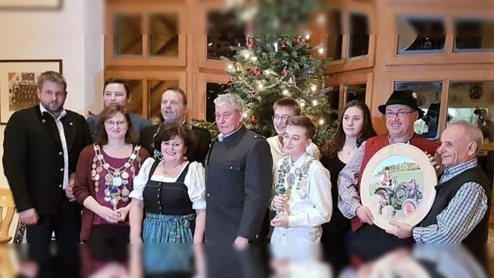 Mit einem 220,1 Teiler erreichte Nicole Richter zum 2. Mal die Königswürde. Sogenannter Wurstkönig wurde Andreas Ullmann und Markus Krasemann Breznkönig. Jugendkönig darf sich heuer Simon Wörsching nennen. Schützenkönig der Auflagenschützen ist wieder der Schützenmeister Franz Krasemann mit einem 168,7 Teiler. Wurstkönigin wurde erneut Christel Blaschke und Breznkönig Georg Berchtold sen.<br>V.l.: Markus Krasemann, Nicole Richter, Andreas Ullmann, Christel Blaschke, Franz Krasemann, Georg Berchtold sen., Lukas und Simon Wörsching, Johanna Berchtold, Georg Berchtold jun. und Adolf Witzan. (Foto: Almarausch)