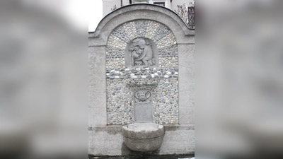 Vergangene Woche suchten wir den steinernen Wandbrunnen an der Allacher Georg-Reismüller-Straße 46. Der Brunnen aus der Zeit um 1900 schmückt die denkmalgeschützte Villa. (Foto: job)
