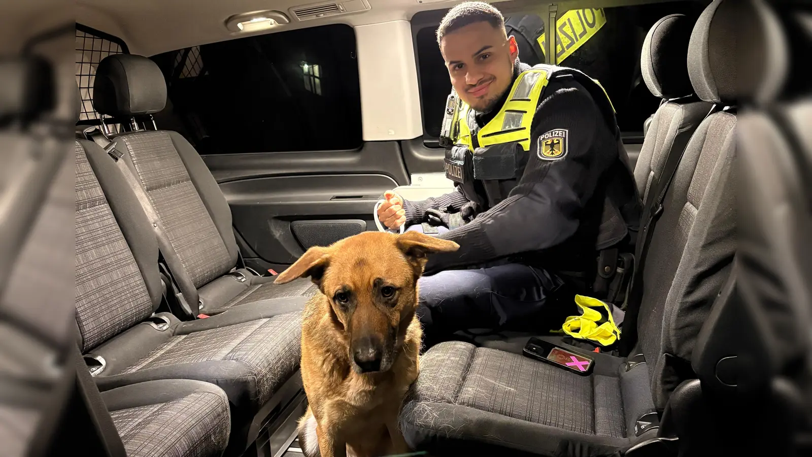 Nur mit einem Stück Brezel ließ sich der Vierbeiner ins Dienstfahrzeug der Bundespolizei locken. (Foto: Bundespolizei)
