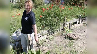 Eveline Zwehn auf dem Übungsgelände von EMC in Langenpreising. Die einzige Schule in Süddeutschland dieser Art bildet Fachpersonal in Sachen „Sprengmittel“ weiter. (Foto: kw)