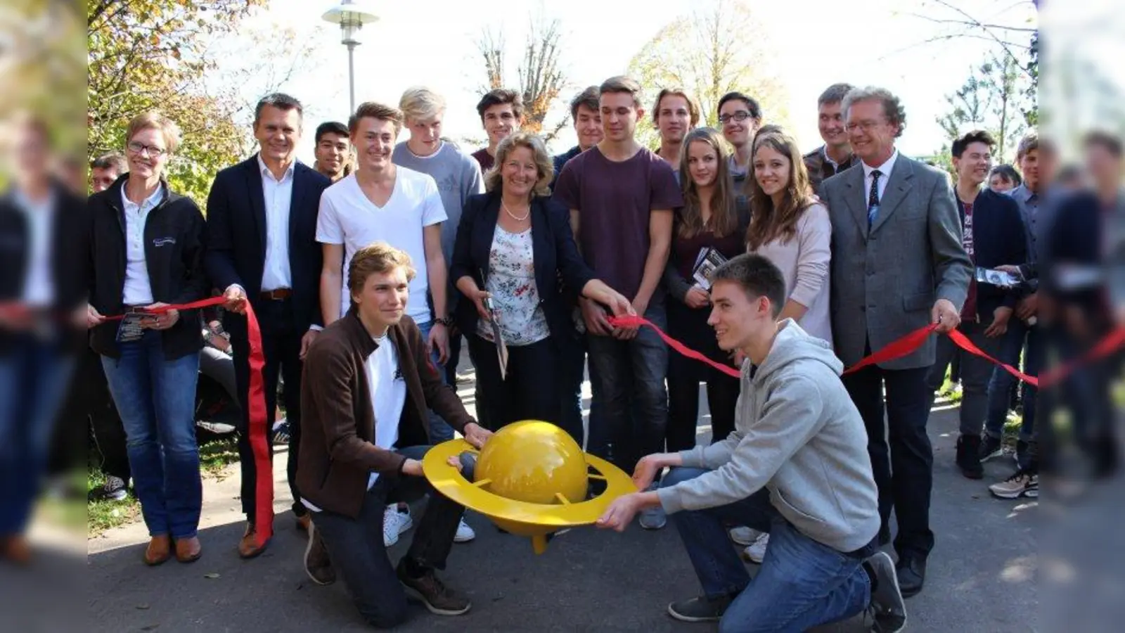 Schüler des Gymnasiums Starnberg weihten die Planetenstraße mit Bürgermeisterin Eva John und ihren Lehrern ein. (Foto: Stadt Starnberg)