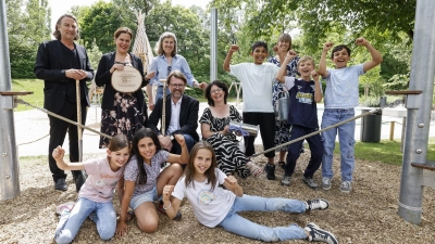 Münchens erster naturnah umgestalteter Pausenhof ist fertig. In der Guardinischule freuen sich Kinder mit (von links) Florian Hochstätter (Baureferat LHM), Bürgermeisterin Verena Dietl, Renate Unterberg (Bezirksausschussvorsitzende Hadern), Stadtschulrat Florian Kraus, Grundschulrektorin Roswitha Stegbauer und Mittelschulrektorin Gabriele Orsollek.<br>18.07.2025<br><br>Grund- und Mittelschule Guardinistraße<br><br>Foto: Michaela Stache / LHM RBS (Foto: Referat für Bildung und Sport / Michaela Stache)
