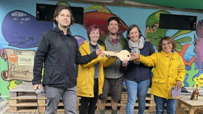 Den symbolischen Schlüssel überreichen Züleyha Yilmaz und Birgit Stieler (v.r.) an Julia Irländer und Andi Huber vom Feierwerk. Max Hofer (Mitte) bleibt Leiter der Boombox. (Foto: pst)